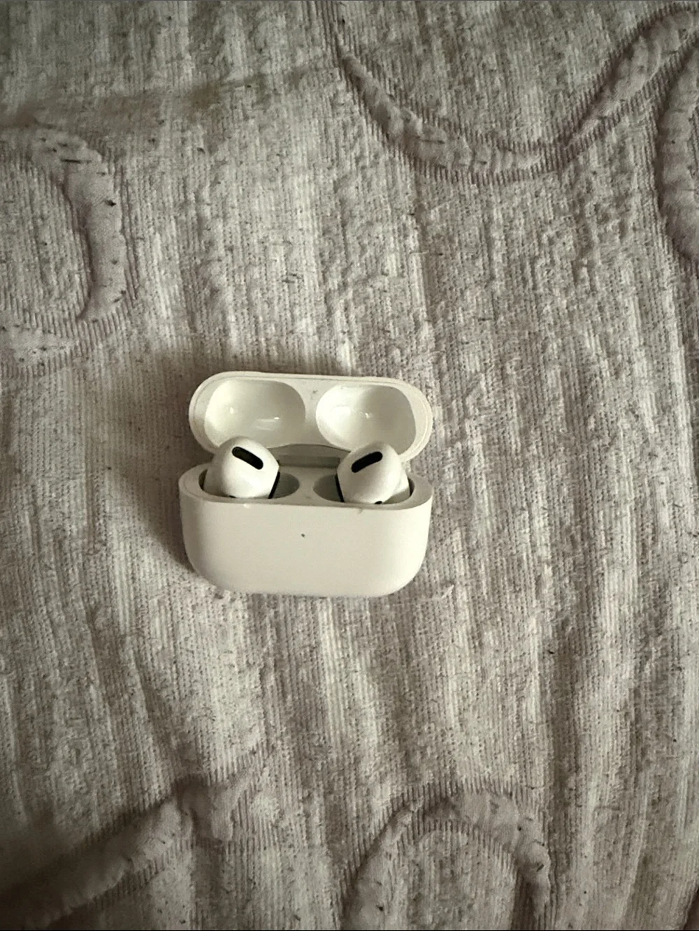 Apple White Wireless Earbuds w/ Charging Case